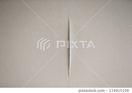 Peeling of wallpaper joints 114915198