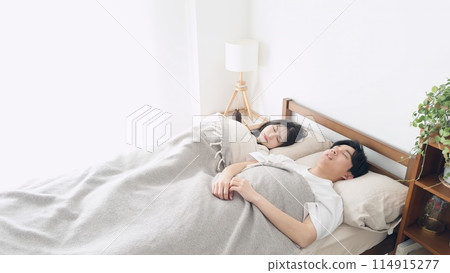 睡在床上的一對夫婦 114915277