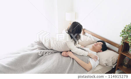 一位女士擔心她丈夫的呼吸暫停 114915279