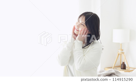 早上做皮膚護理的女人 早上做皮膚護理的女人 114915290