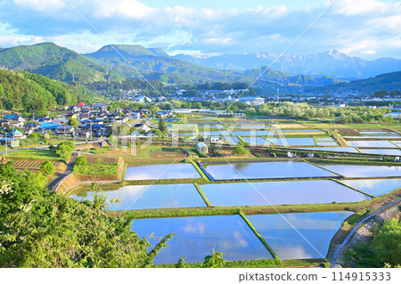 谷川山、大峰山、山脈、月夜大橋的田園風光 114915333