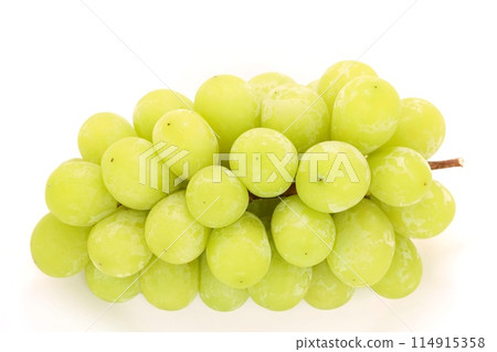 Shine Muscat grapes that can be eaten with the skin on a light background Shine Muscat grapes that can be eaten with the skin on a light background 114915358