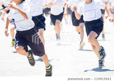 Elementary school students running at sports day 114915641