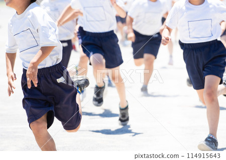 Elementary school students running at sports day 114915643