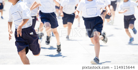 Elementary school students running at sports day 114915644