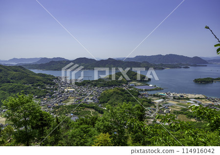 Innoshima: The Seto Inland Sea from the observation deck at the top of Shiratakiyama Mountain, around Shigei and Sakishima Island, Onomichi City, Hiroshima Prefecture 114916042