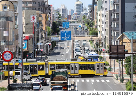 A Tokyu Setagaya Line train crossing the traffic lights at Kannana Dori 114916879