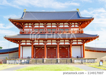 The reconstructed Suzakumon Gate at the site of Heijo-kyo in Nara Prefecture 114917007