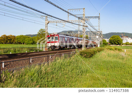 行駛在奈良縣平城宮遺址歷史公園的近鐵列車 行駛在奈良縣平城宮遺址歷史公園的近鐵列車 114917386