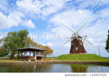 曙山農業公園的藍天和風車 曙山農業公園的藍天和風車 114917520