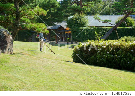 一位工匠在日本花園裡修剪草坪 114917553