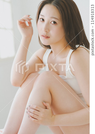 一位年輕日本女性的足部護理形象 114918313