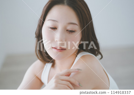 female, lady, woman 114918337