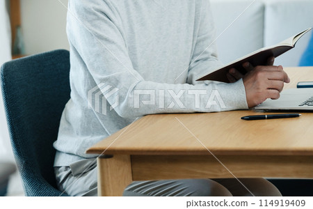 Man thinking in the living room 114919409