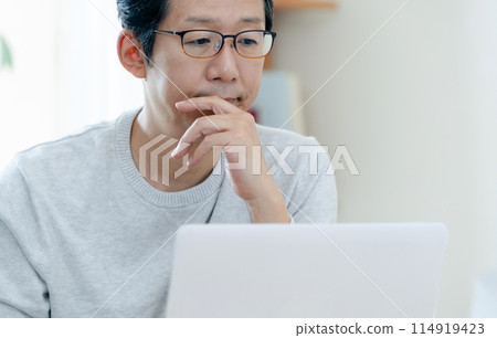 一個男人在客廳思考 一個男人在客廳思考 114919423