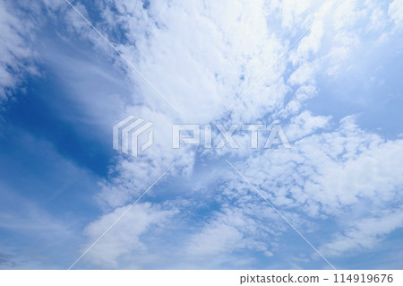 Clouds floating in the blue sky 114919676