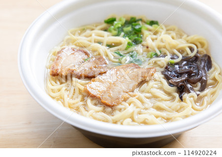 Delicious instant ramen with tonkotsu broth 114920224