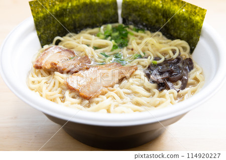 Delicious instant ramen with seaweed and tonkotsu ramen 114920227