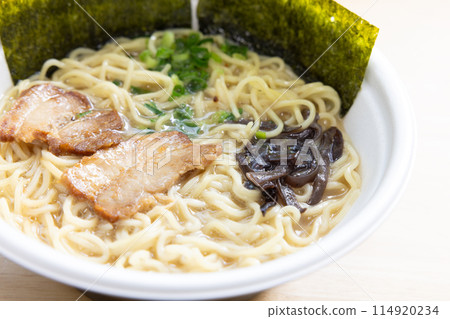 美味的杯麵豬骨拉麵加海藻 114920234