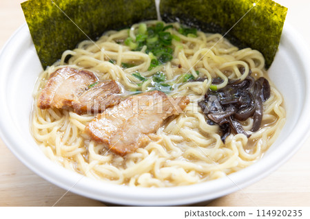 Delicious instant ramen with seaweed and tonkotsu ramen 114920235