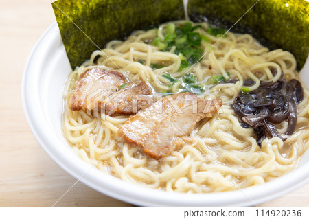 Delicious instant ramen with seaweed and tonkotsu ramen 114920236