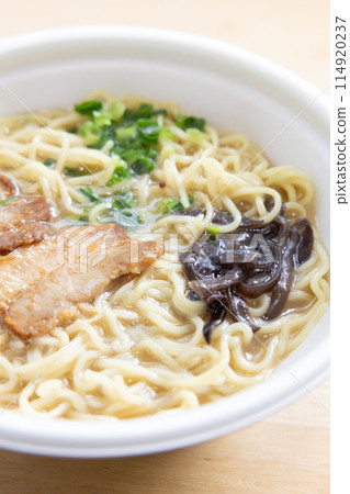 Delicious instant ramen with pork bones 114920237