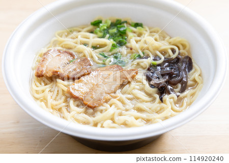 Delicious instant ramen with pork bones 114920240