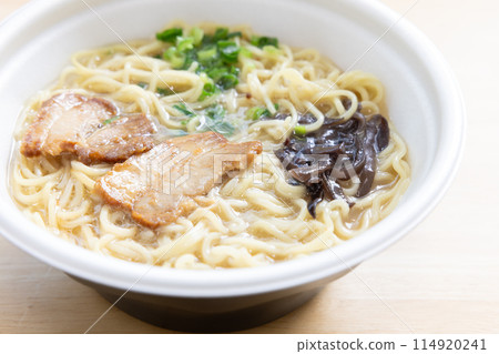 美味的杯麵豬骨拉麵 美味的杯麵豬骨拉麵 114920241