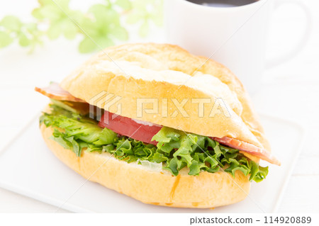 美味的培根起司三明治和咖啡早餐 美味的培根起司三明治和咖啡早餐 114920889
