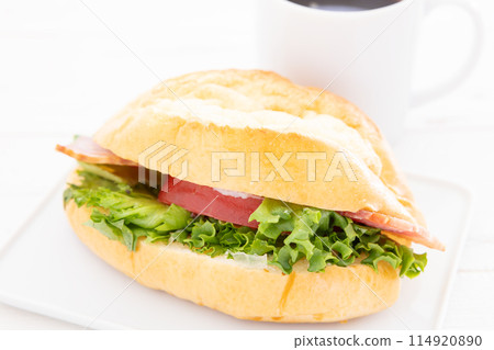 美味的培根起司三明治和咖啡早餐 114920890