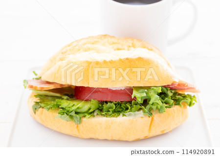 美味的培根起司三明治和咖啡早餐 美味的培根起司三明治和咖啡早餐 114920891