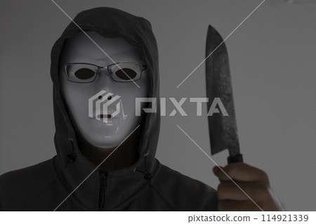 一個戴著白色面具和眼鏡並拿著刀的男人 一個戴著白色面具和眼鏡並拿著刀的男人 114921339