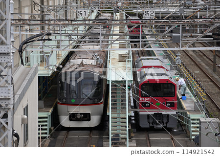 淺草線 5300 和 E5000 列車在西馬込車站停靠 淺草線 5300 和 E5000 列車在西馬込車站停靠 114921542