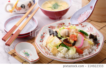 Chinese rice bowl: A Japanese-style Chinese dish of eight treasures served on top of white rice 114922333