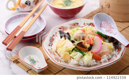 Chinese rice bowl: A Japanese-style Chinese dish of eight treasures served on top of white rice 114922339