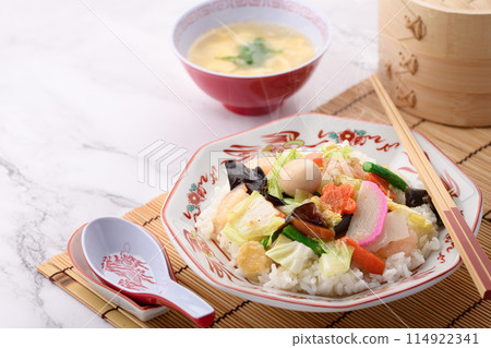 Chinese rice bowl: A Japanese-style Chinese dish of eight treasures served on top of white rice 114922341