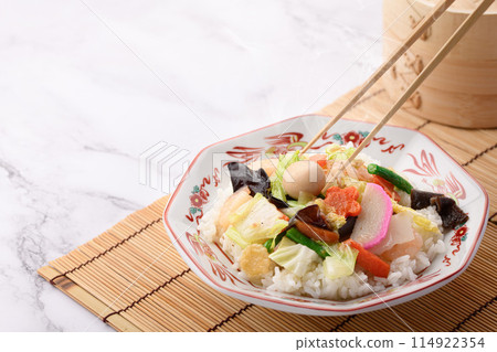 Chinese rice bowl: A Japanese-style Chinese dish of eight treasures served on top of white rice 114922354