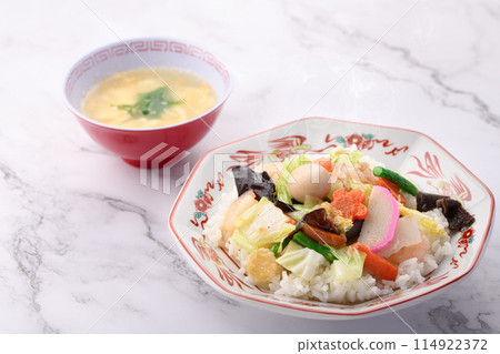 Chinese rice bowl: A Japanese-style Chinese dish of eight treasures served on top of white rice 114922372