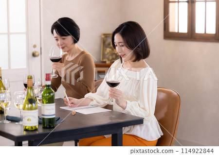 一位女士在葡萄酒課品酒 114922844