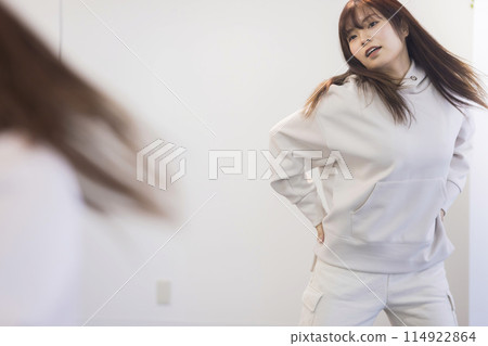 在舞蹈室跳舞的年輕女子 114922864