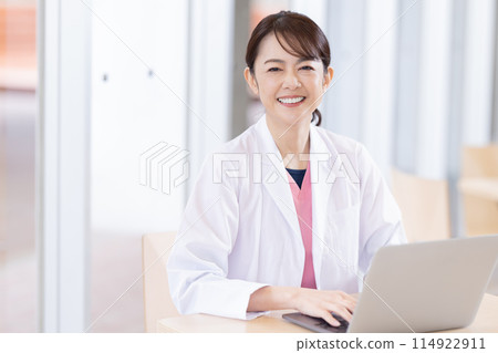 Medical image Portrait of a doctor wearing a white coat Photography cooperation: Ariake College of Education and Arts 114922911
