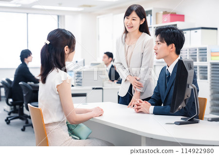 A business person serving visitors at the counter 114922980