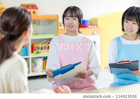 Students and teachers taking classes in the childcare training room Photography cooperation: Ariake College of Education and Arts Students and teachers taking classes in the childcare training room Photography cooperation: Ariake College of Education and Arts 114923038