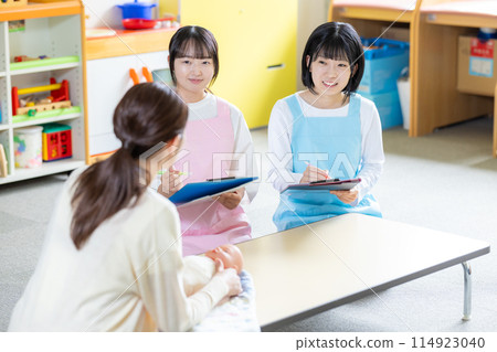 Students and teachers taking classes in the childcare training room Photography cooperation: Ariake College of Education and Arts Students and teachers taking classes in the childcare training room Photography cooperation: Ariake College of Education and Arts 114923040