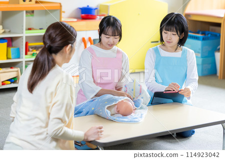 Students and teachers taking classes in the childcare training room Photography cooperation: Ariake College of Education and Arts 114923042