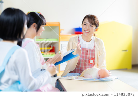 Students and teachers taking classes in the childcare training room Photography cooperation: Ariake College of Education and Arts 114923072