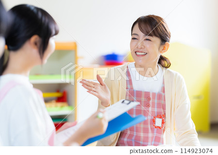 Students and teachers taking classes in the childcare training room Photography cooperation: Ariake College of Education and Arts 114923074
