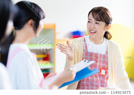 Students and teachers taking classes in the childcare training room Photography cooperation: Ariake College of Education and Arts 114923075