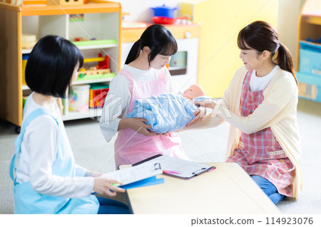 學生和老師在保育研修室上課攝影合作：有明教育藝術專門學校 114923076