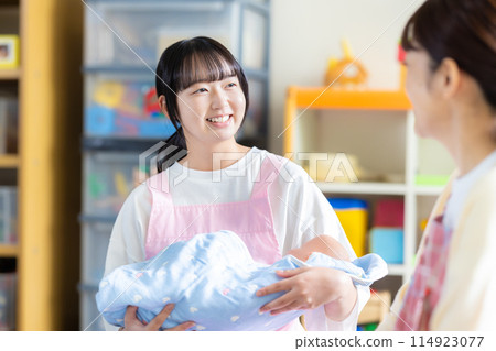 學生和老師在保育研修室上課攝影合作：有明教育藝術專門學校 114923077